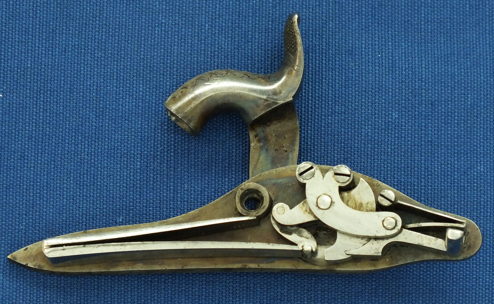 An antique 19th century circa 1850 English Percussion pistol by William Jackson London in vintage Mahogany case with refitted and relined green interior. Caliber 16 Bore/17mm. Length 38cm. In very good condition. Price 1.850 euro.