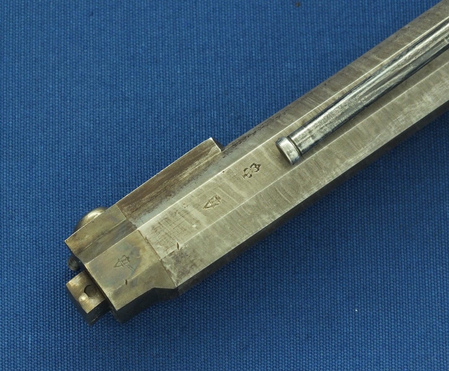 An antique 19th century circa 1850 English Percussion pistol by William Jackson London in vintage Mahogany case with refitted and relined green interior. Caliber 16 Bore/17mm. Length 38cm. In very good condition. Price 1.850 euro.