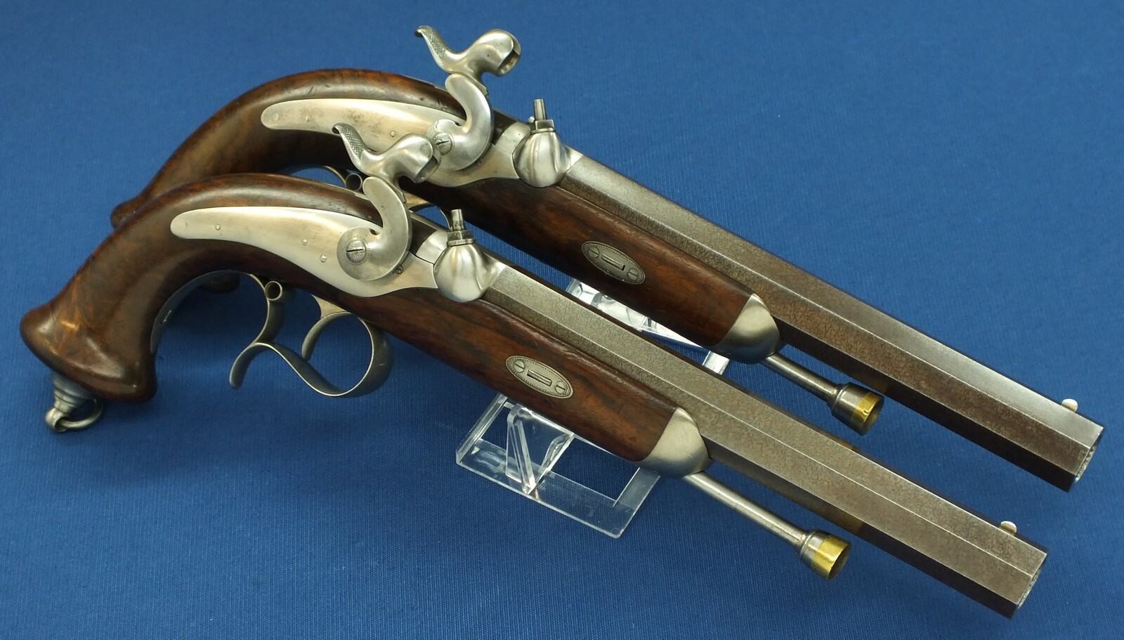 An antique 19th century circa 1860 pair of French Percussion pistols by Perrin Paris in vintage/antique Walnut veneered case with refitted and relined green interior. Caliber 17mm. Length 39cm. In very good condition. Price 2.750 euro.