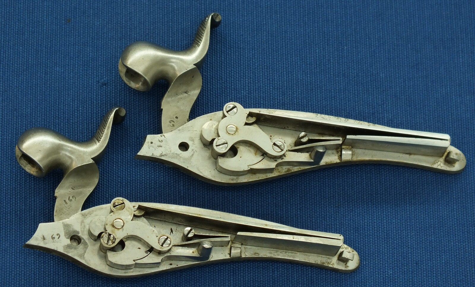 An antique 19th century circa 1860 pair of French Percussion pistols by Perrin Paris in vintage/antique Walnut veneered case with refitted and relined green interior. Caliber 17mm. Length 39cm. In very good condition. Price 2.750 euro.