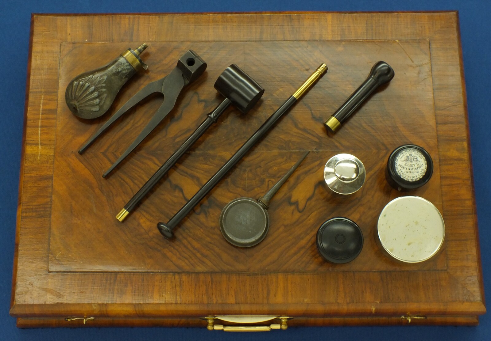 An antique 19th century circa 1860 pair of French Percussion pistols by Perrin Paris in vintage/antique Walnut veneered case with refitted and relined green interior. Caliber 17mm. Length 39cm. In very good condition. Price 2.750 euro.