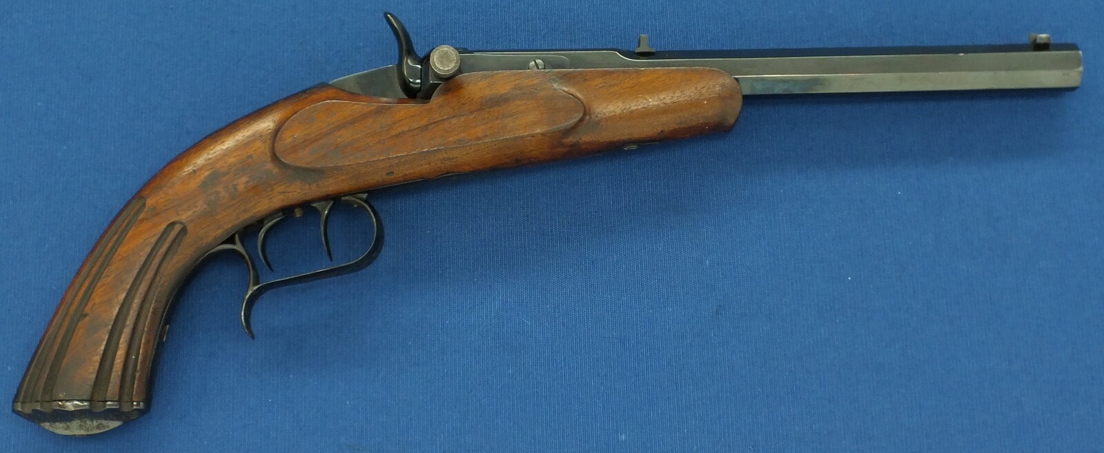 An antique 19th century French Flobert Target Pistol, caliber 6 mm/22 short, length 43 cm, in very good condition. Price 595 euro.