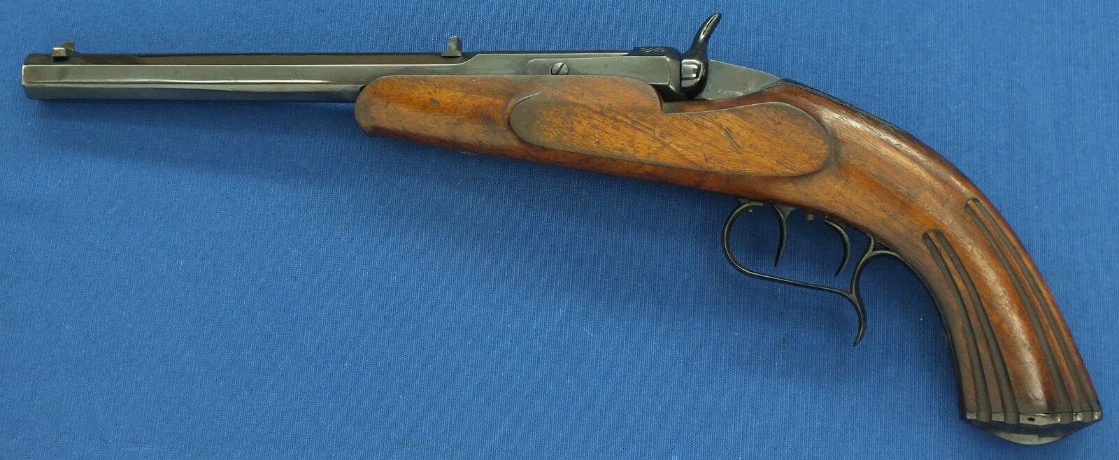 An antique 19th century French Flobert Target Pistol, caliber 6 mm/22 short, length 43 cm, in very good condition. Price 595 euro.