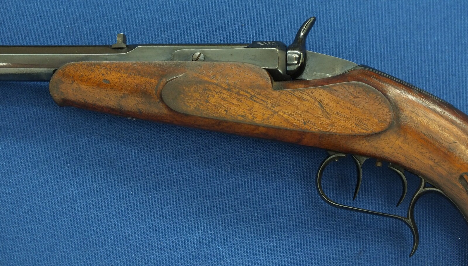 An antique 19th century French Flobert Target Pistol, caliber 6 mm/22 short, length 43 cm, in very good condition. Price 595 euro.