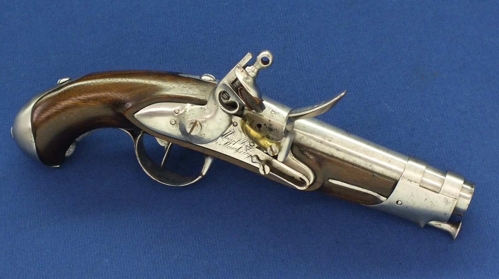 An antique 19th century French Model AN9 Gendarmerie Flintlock pistol. Lock Signed: Manuf. Royal de Maubeuge. Caliber 15,2mm, length 25,5cm. In very good condition. Price 1.700 euro