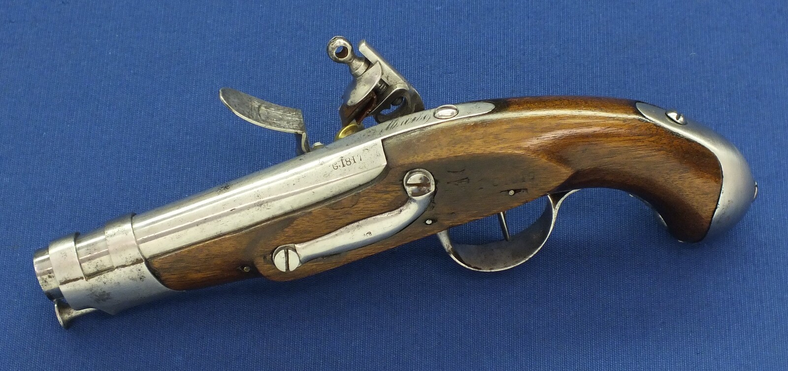 An antique 19th century French Model AN9 Gendarmerie Flintlock pistol. Lock Signed: Manuf. Royal de Maubeuge. Caliber 15,2mm, length 25,5cm. In very good condition. Price 1.700 euro