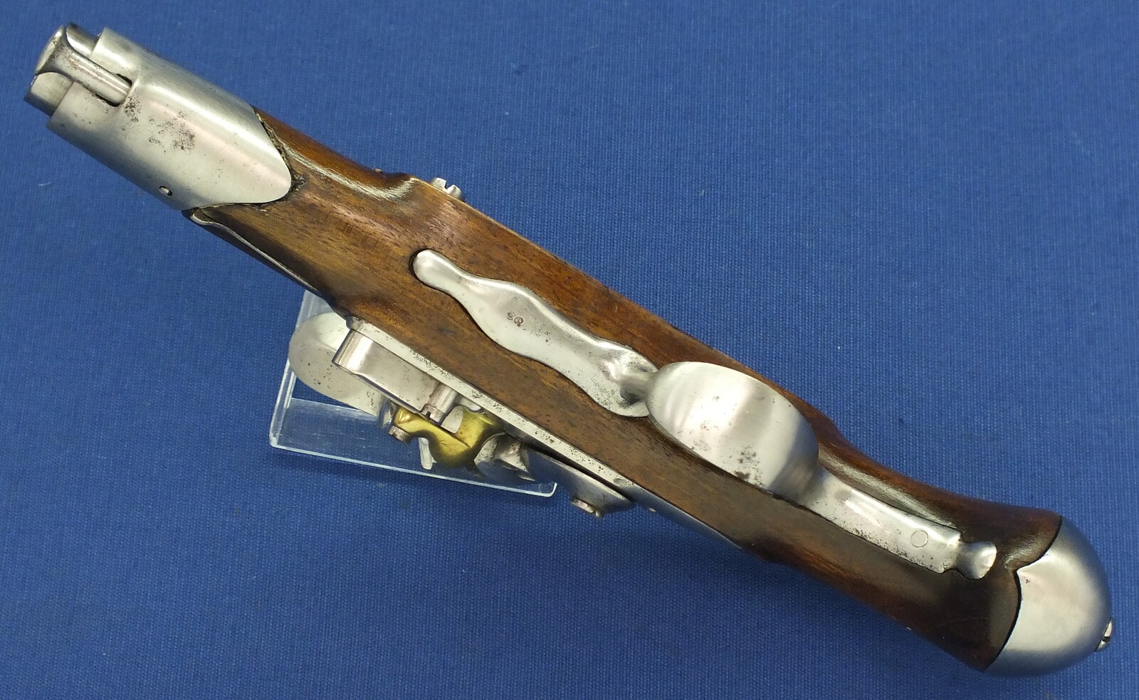 An antique 19th century French Model AN9 Gendarmerie Flintlock pistol. Lock Signed: Manuf. Royal de Maubeuge. Caliber 15,2mm, length 25,5cm. In very good condition. Price 1.700 euro