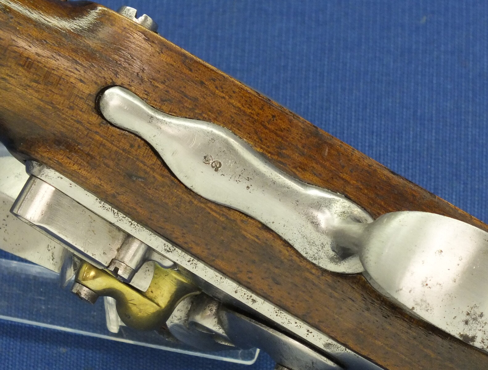 An antique 19th century French Model AN9 Gendarmerie Flintlock pistol. Lock Signed: Manuf. Royal de Maubeuge. Caliber 15,2mm, length 25,5cm. In very good condition. Price 1.700 euro