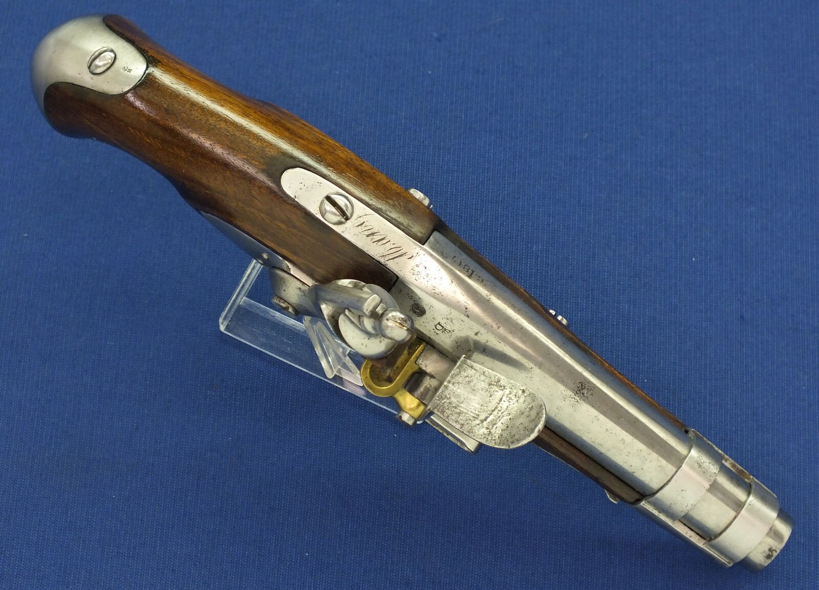 An antique 19th century French Model AN9 Gendarmerie Flintlock pistol. Lock Signed: Manuf. Royal de Maubeuge. Caliber 15,2mm, length 25,5cm. In very good condition. Price 1.700 euro