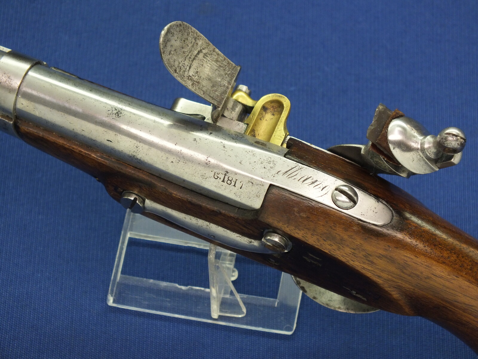 An antique 19th century French Model AN9 Gendarmerie Flintlock pistol. Lock Signed: Manuf. Royal de Maubeuge. Caliber 15,2mm, length 25,5cm. In very good condition. Price 1.700 euro