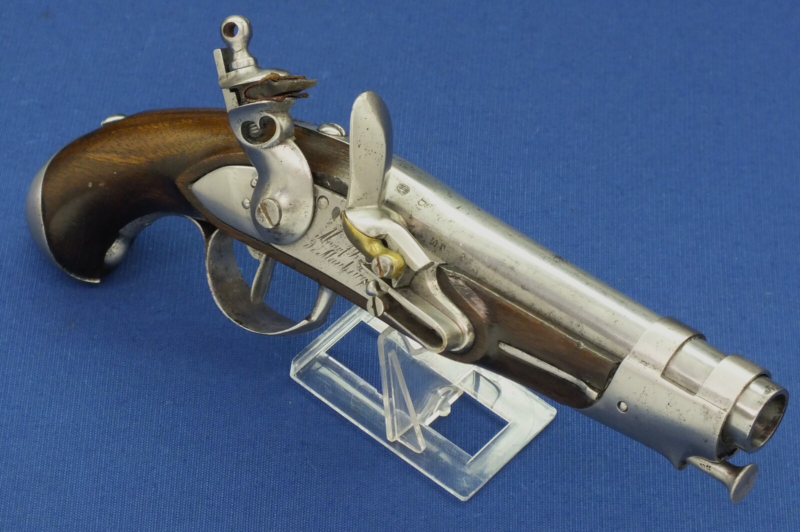 An antique 19th century French Model AN9 Gendarmerie Flintlock pistol. Lock Signed: Manuf. Royal de Maubeuge. Caliber 15,2mm, length 25,5cm. In very good condition. Price 1.700 euro