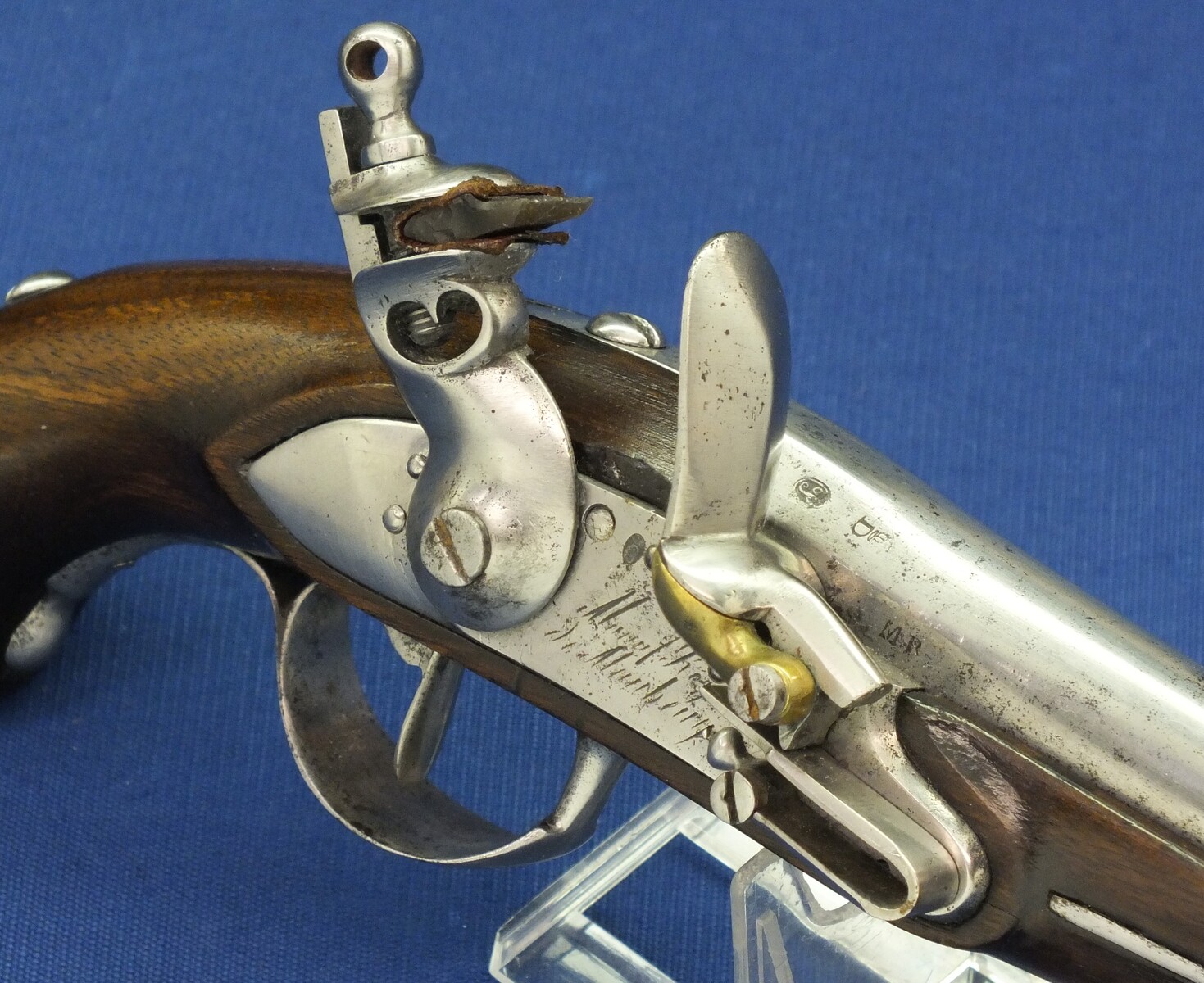 An antique 19th century French Model AN9 Gendarmerie Flintlock pistol. Lock Signed: Manuf. Royal de Maubeuge. Caliber 15,2mm, length 25,5cm. In very good condition. Price 1.700 euro