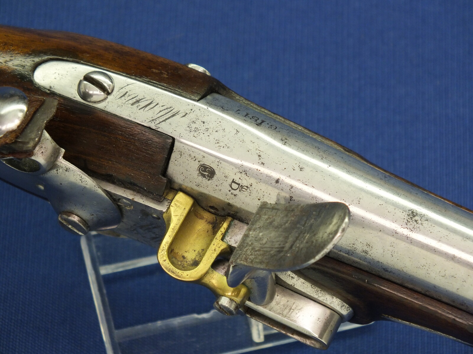 An antique 19th century French Model AN9 Gendarmerie Flintlock pistol. Lock Signed: Manuf. Royal de Maubeuge. Caliber 15,2mm, length 25,5cm. In very good condition. Price 1.700 euro