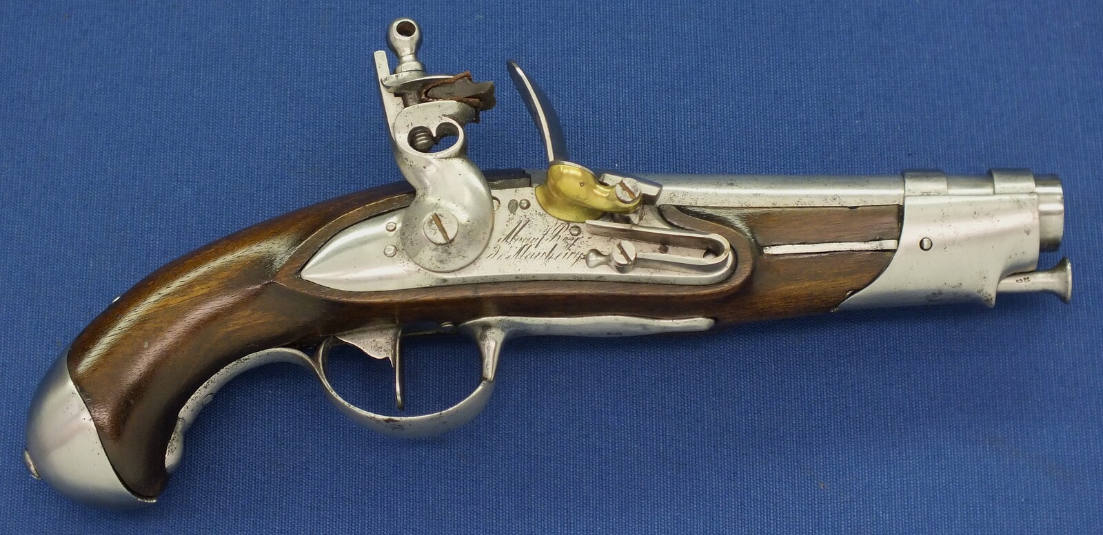 An antique 19th century French Model AN9 Gendarmerie Flintlock pistol. Lock Signed: Manuf. Royal de Maubeuge. Caliber 15,2mm, length 25,5cm. In very good condition. Price 1.700 euro