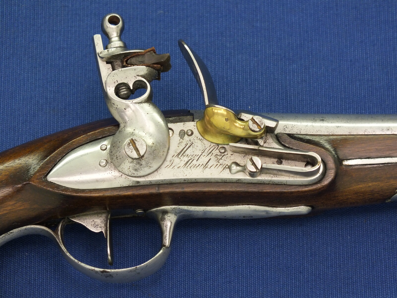 An antique 19th century French Model AN9 Gendarmerie Flintlock pistol. Lock Signed: Manuf. Royal de Maubeuge. Caliber 15,2mm, length 25,5cm. In very good condition. Price 1.700 euro