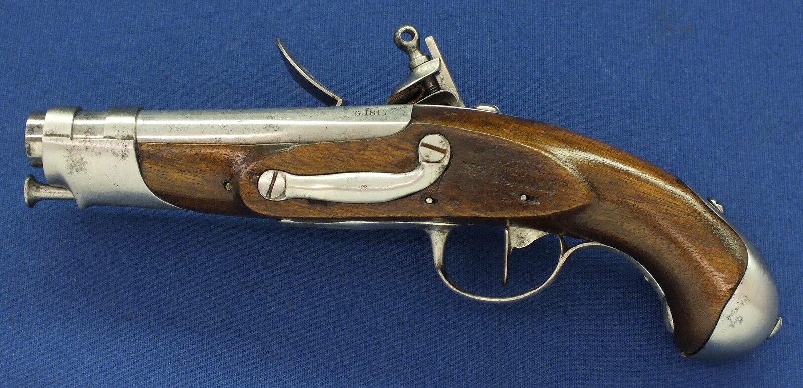 An antique 19th century French Model AN9 Gendarmerie Flintlock pistol. Lock Signed: Manuf. Royal de Maubeuge. Caliber 15,2mm, length 25,5cm. In very good condition. Price 1.700 euro