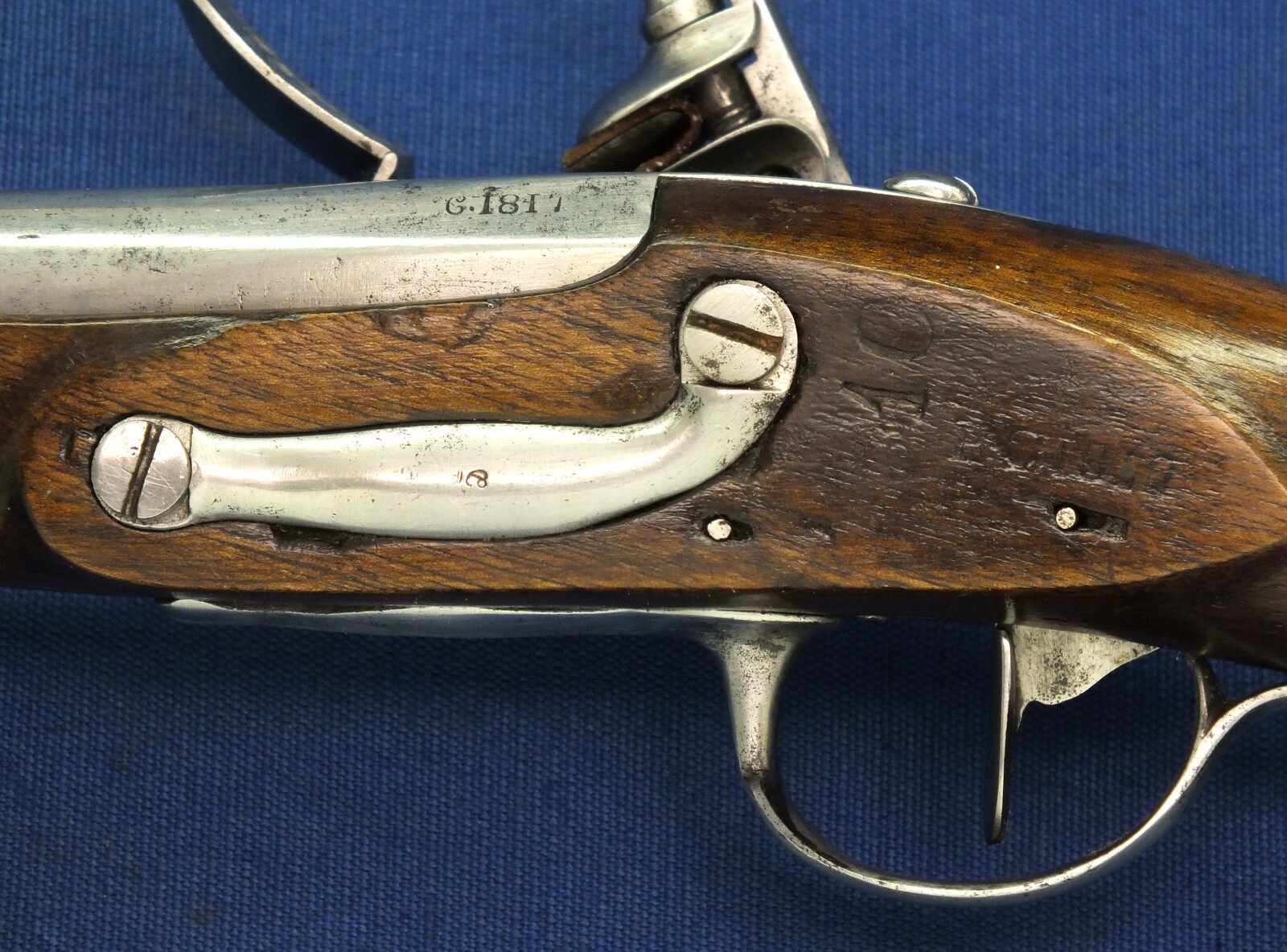 An antique 19th century French Model AN9 Gendarmerie Flintlock pistol. Lock Signed: Manuf. Royal de Maubeuge. Caliber 15,2mm, length 25,5cm. In very good condition. Price 1.700 euro