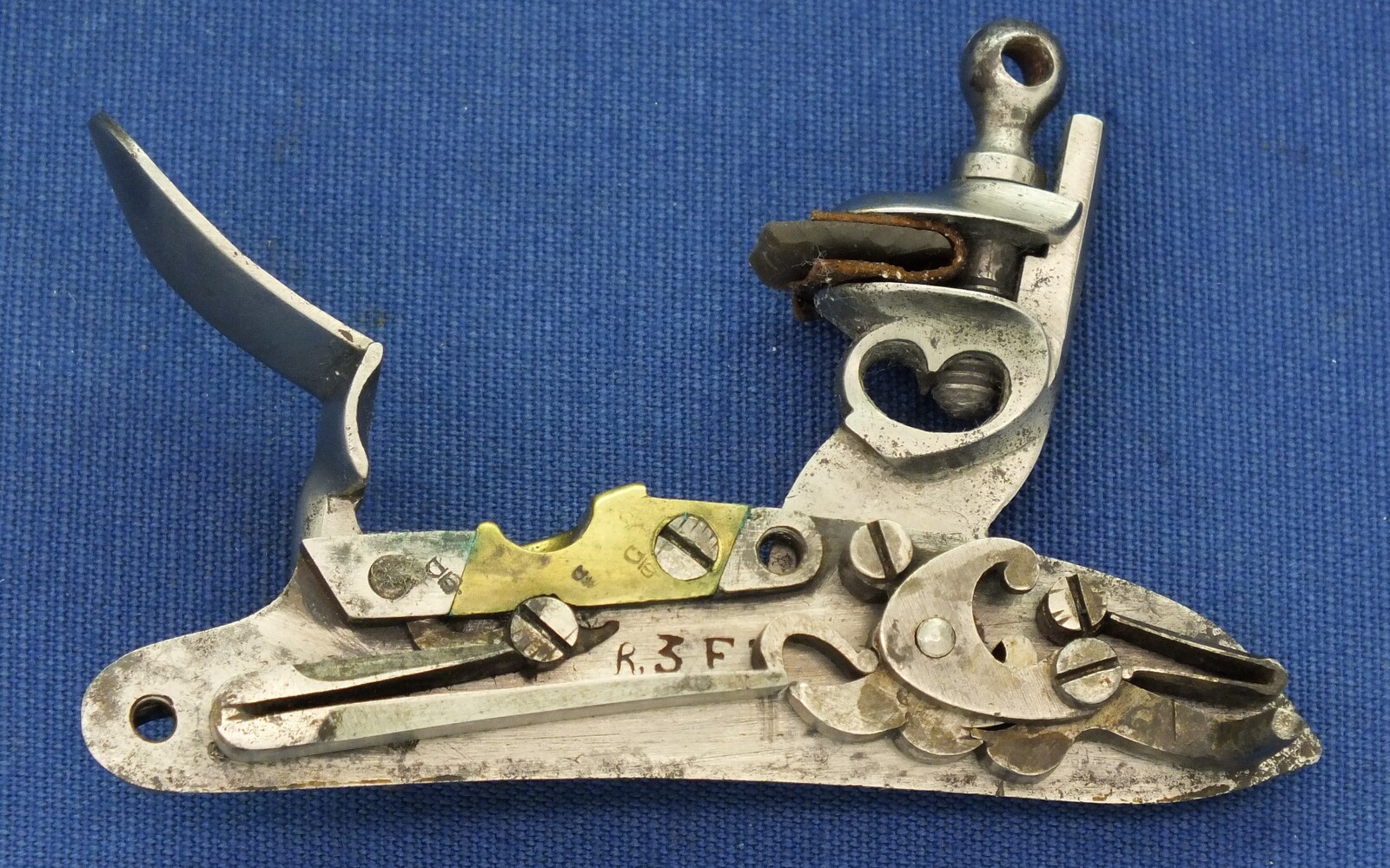 An antique 19th century French Model AN9 Gendarmerie Flintlock pistol. Lock Signed: Manuf. Royal de Maubeuge. Caliber 15,2mm, length 25,5cm. In very good condition. Price 1.700 euro