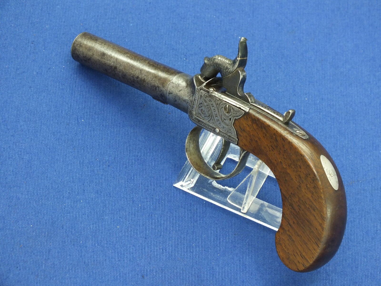 An antique 19th Century Scottish Percussion Pistol by T.THOMSON (Edinburgh), caliber 11mm, length 20 cm, in very good condition. Price 595 euro