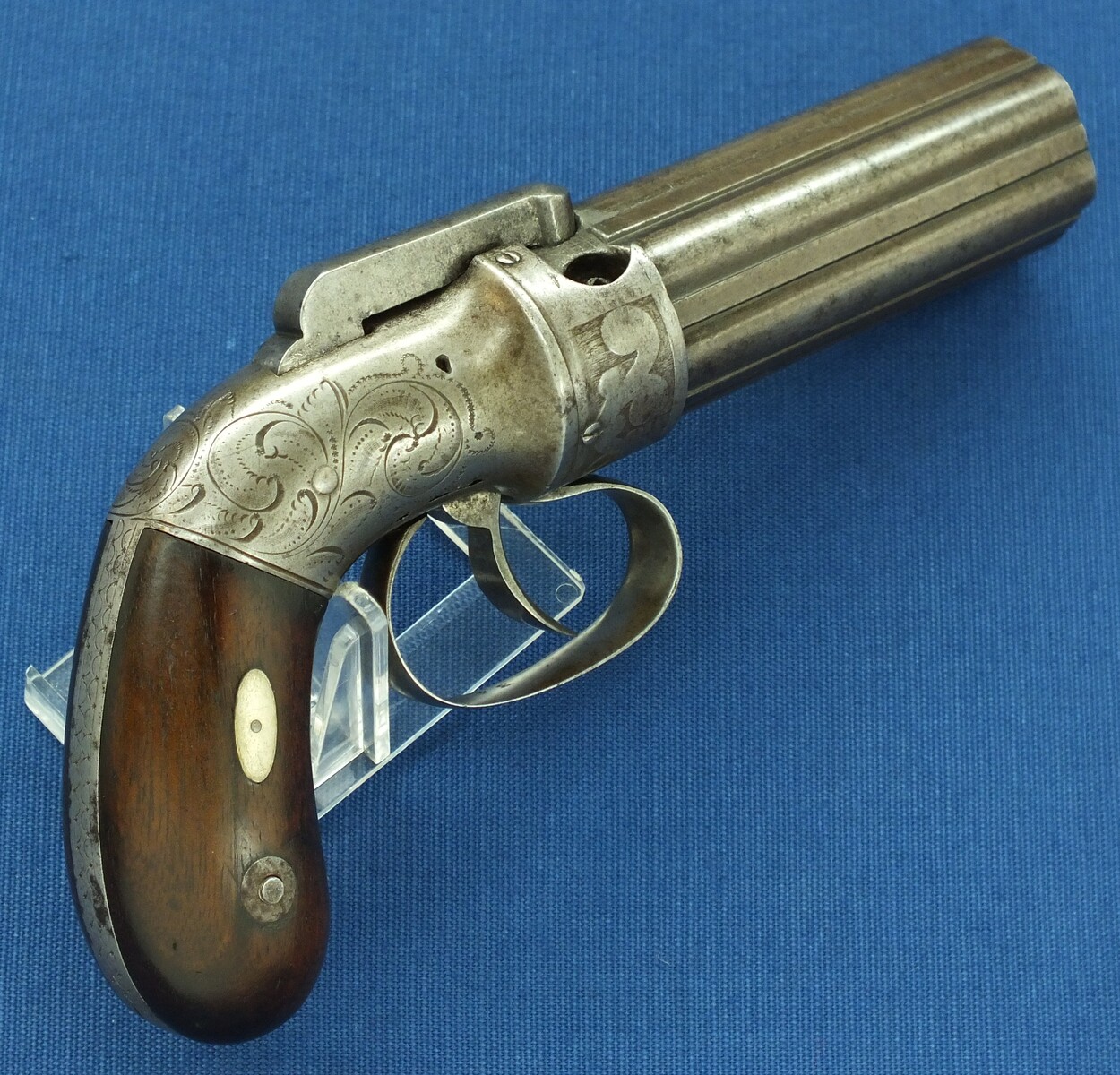 An antique American Allen & Thurber 6 shot Percussion Pepperbox. 31 Caliber, 4 inch barrel. Length 19cm. In very good condition.