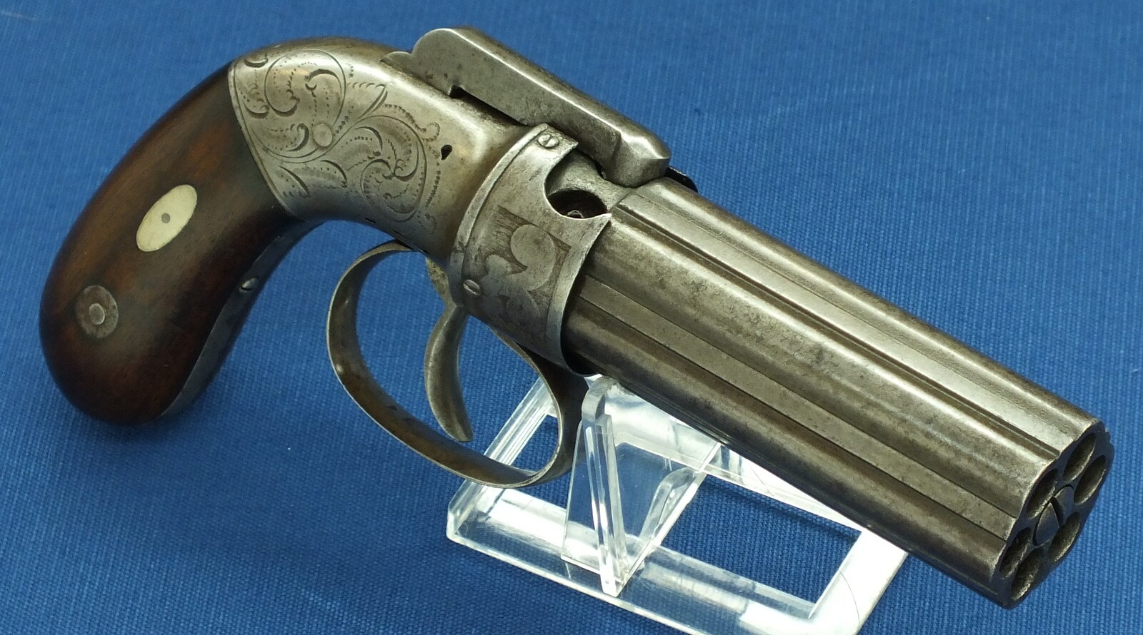 An antique American Allen & Thurber 6 shot Percussion Pepperbox. 31 Caliber, 4 inch barrel. Length 19cm. In very good condition.