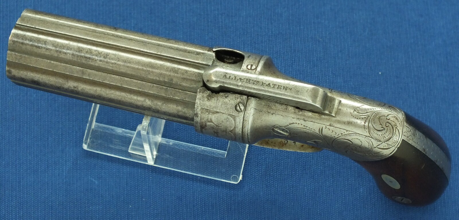 An antique American Allen & Thurber 6 shot Percussion Pepperbox. 31 Caliber, 4 inch barrel. Length 19cm. In very good condition. Price 850 euro.