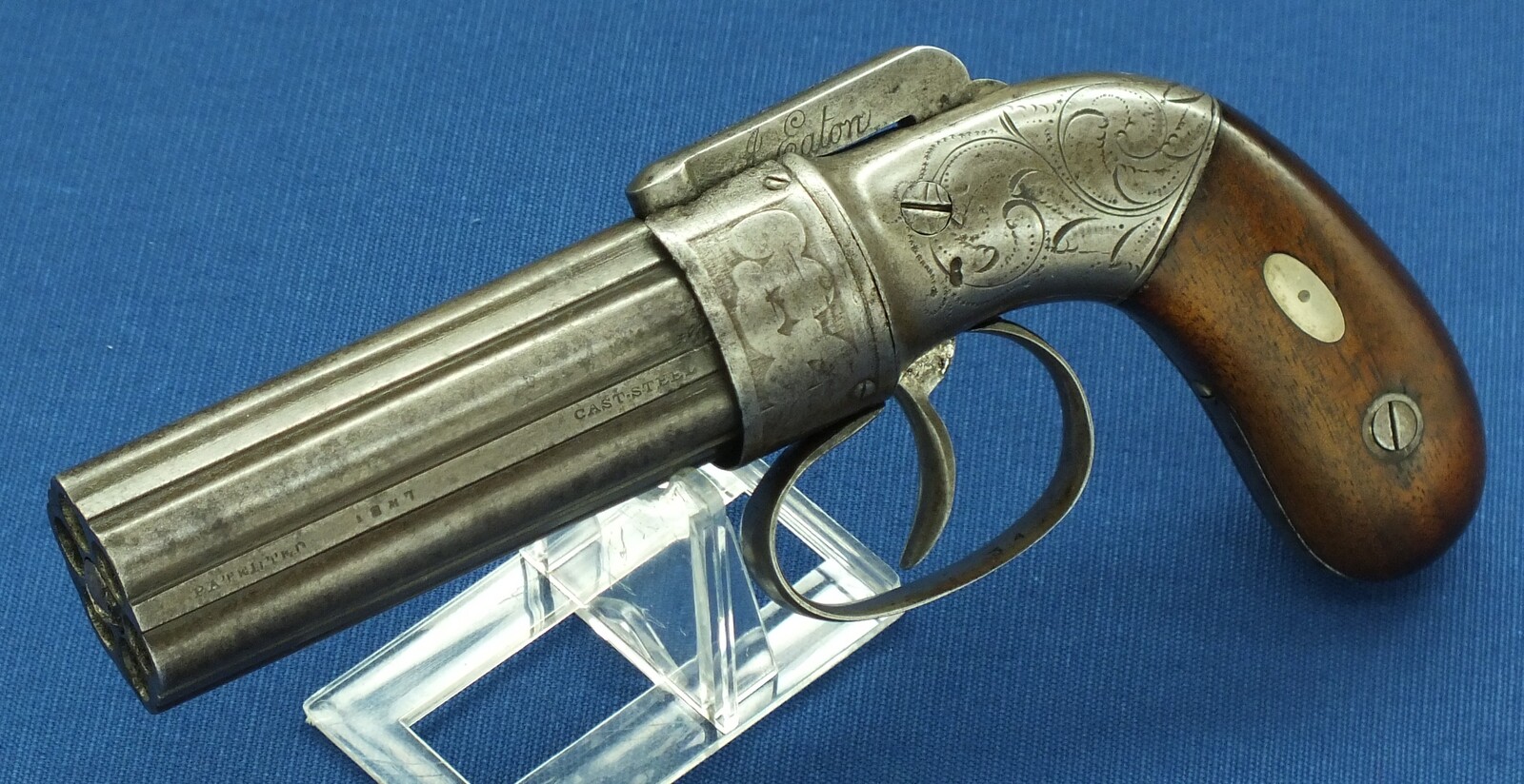 An antique American Allen & Thurber 6 shot Percussion Pepperbox. 31 Caliber, 4 inch barrel. Length 19cm. In very good condition. Price 850 euro.