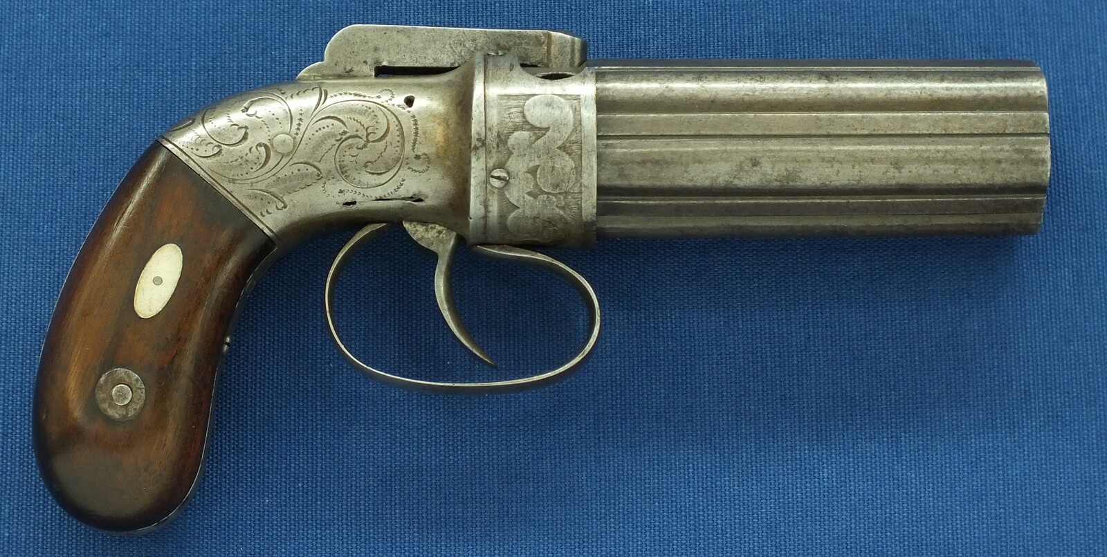An antique American Allen & Thurber 6 shot Percussion Pepperbox. 31 Caliber, 4 inch barrel. Length 19cm. In very good condition. Price 850 euro.