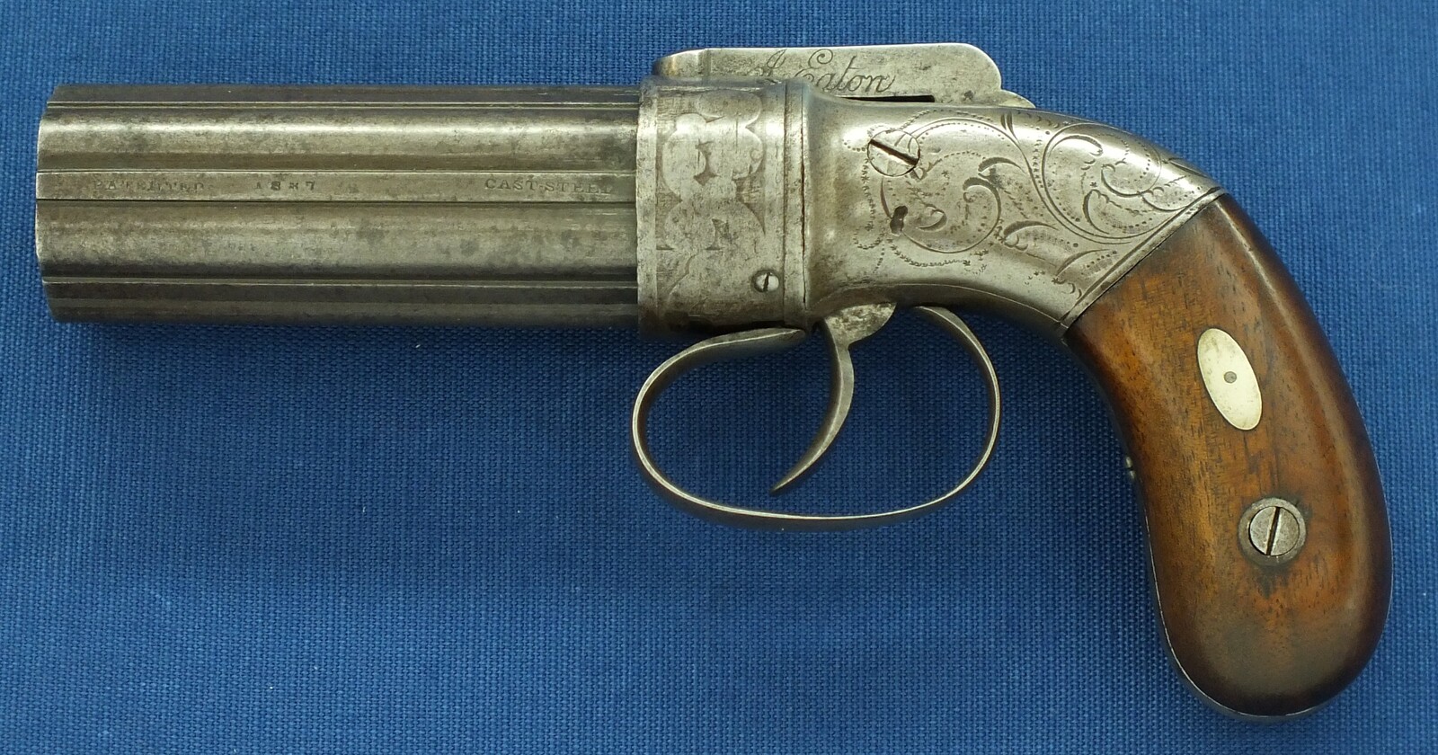 An antique American Allen & Thurber 6 shot Percussion Pepperbox. 31 Caliber, 4 inch barrel. Length 19cm. In very good condition. Price 850 euro.