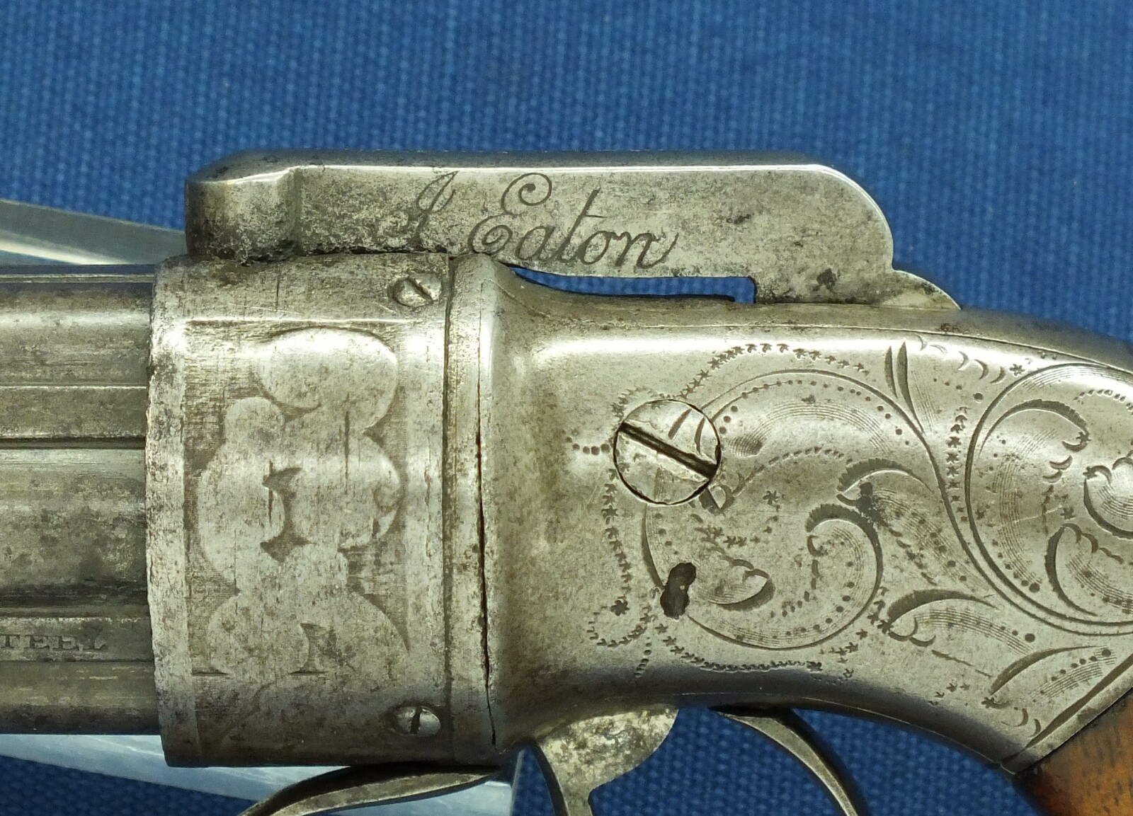 An antique American Allen & Thurber 6 shot Percussion Pepperbox. 31 Caliber, 4 inch barrel. Length 19cm. In very good condition. Price 850 euro.