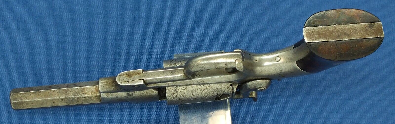An antique American Allen&Wheelock Side-hammer first type Belt Model 5 shot percussion Revolver. 32 Caliber, 4 inch barrel. Length 25cm. In very good condition. Price 1.350 euro.