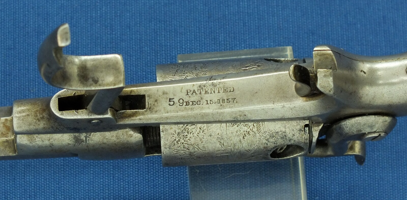An antique American Allen&Wheelock Side-hammer first type Belt Model 5 shot percussion Revolver. 32 Caliber, 4 inch barrel. Length 25cm. In very good condition. Price 1.350 euro.