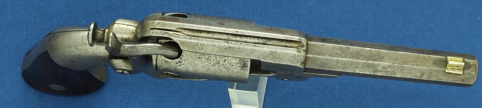 An antique American Allen&Wheelock Side-hammer first type Belt Model 5 shot percussion Revolver. 32 Caliber, 4 inch barrel. Length 25cm. In very good condition. Price 1.350 euro.