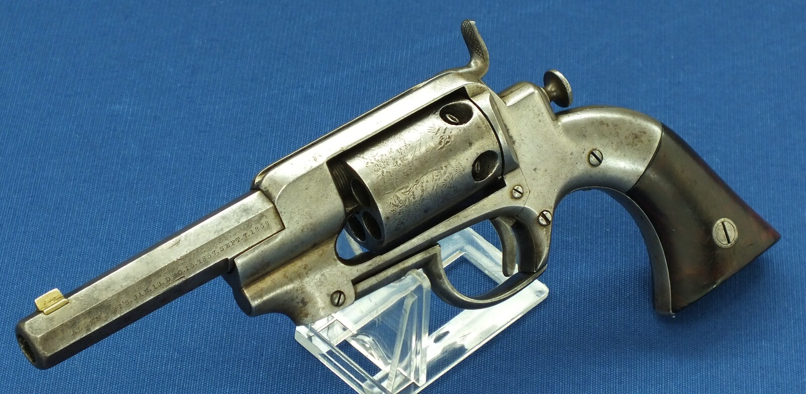 An antique American Allen&Wheelock Side-hammer first type Belt Model 5 shot percussion Revolver. 32 Caliber, 4 inch barrel. Length 25cm. In very good condition. Price 1.350 euro.