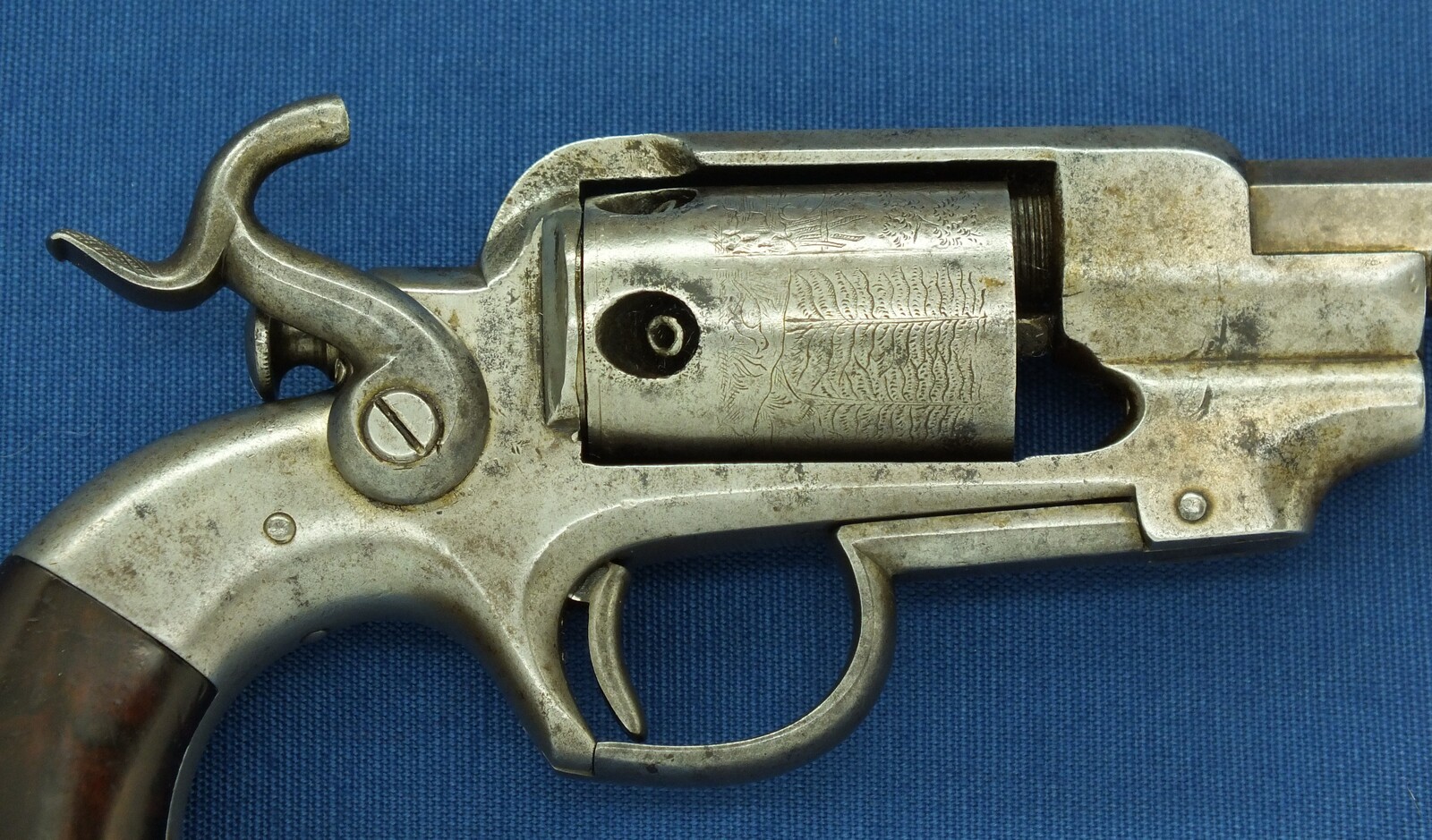 An antique American Allen&Wheelock Side-hammer first type Belt Model 5 shot percussion Revolver. 32 Caliber, 4 inch barrel. Length 25cm. In very good condition. Price 1.350 euro.