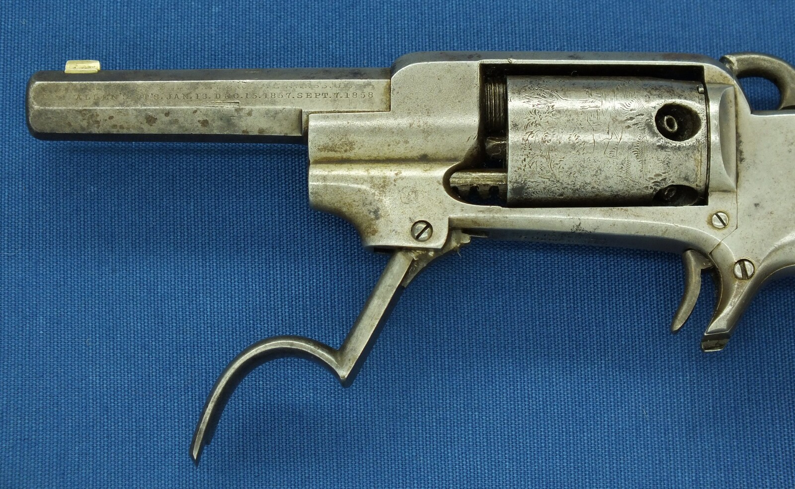 An antique American Allen&Wheelock Side-hammer first type Belt Model 5 shot percussion Revolver. 32 Caliber, 4 inch barrel. Length 25cm. In very good condition. Price 1.350 euro.