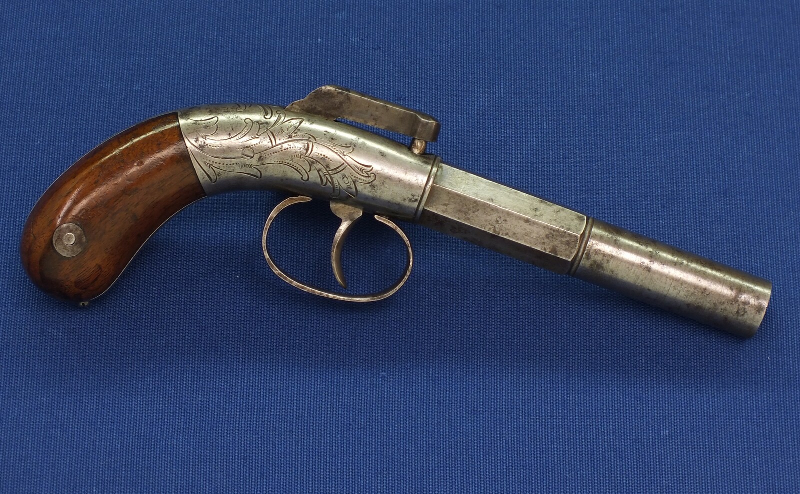 An antique American Bacon & Co double action Bar Hammer percussion Pistol. 36 Caliber, 4 inch barrel. Lenght 21cm. In very good condition. Price 850 euro.