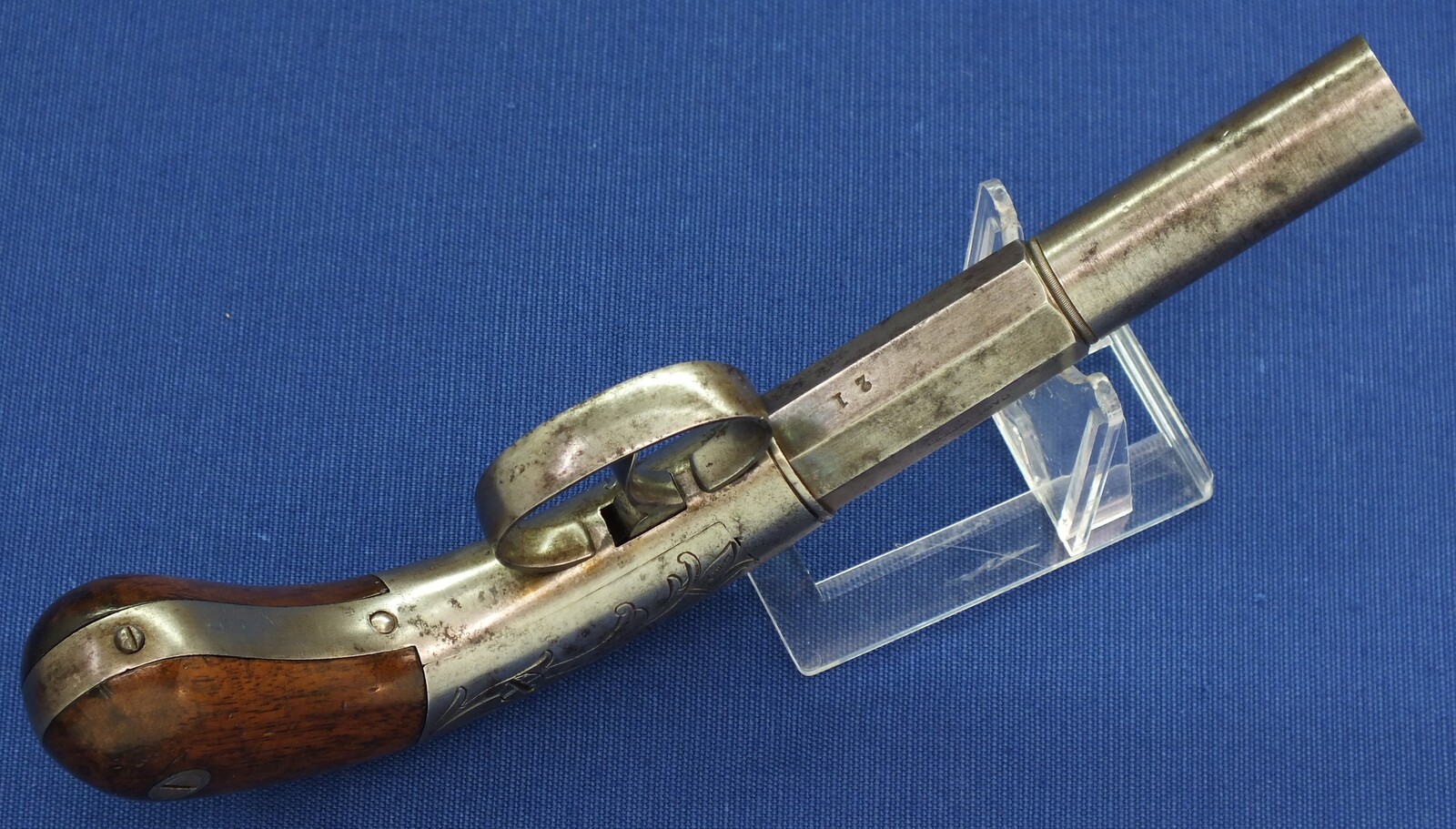 An antique American Bacon & Co double action Bar Hammer percussion Pistol. 36 Caliber, 4 inch barrel. Lenght 21cm. In very good condition. Price 850 euro.