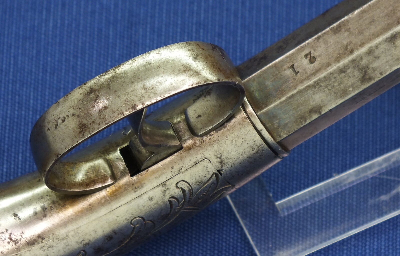 An antique American Bacon & Co double action Bar Hammer percussion Pistol. 36 Caliber, 4 inch barrel. Lenght 21cm. In very good condition. Price 850 euro.