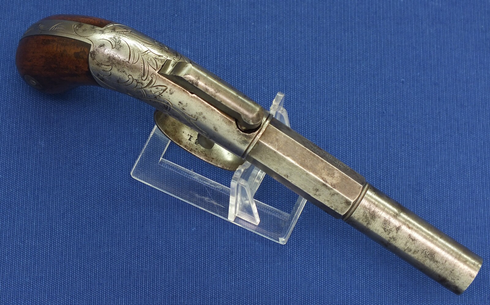 An antique American Bacon & Co double action Bar Hammer percussion Pistol. 36 Caliber, 4 inch barrel. Lenght 21cm. In very good condition. Price 850 euro.