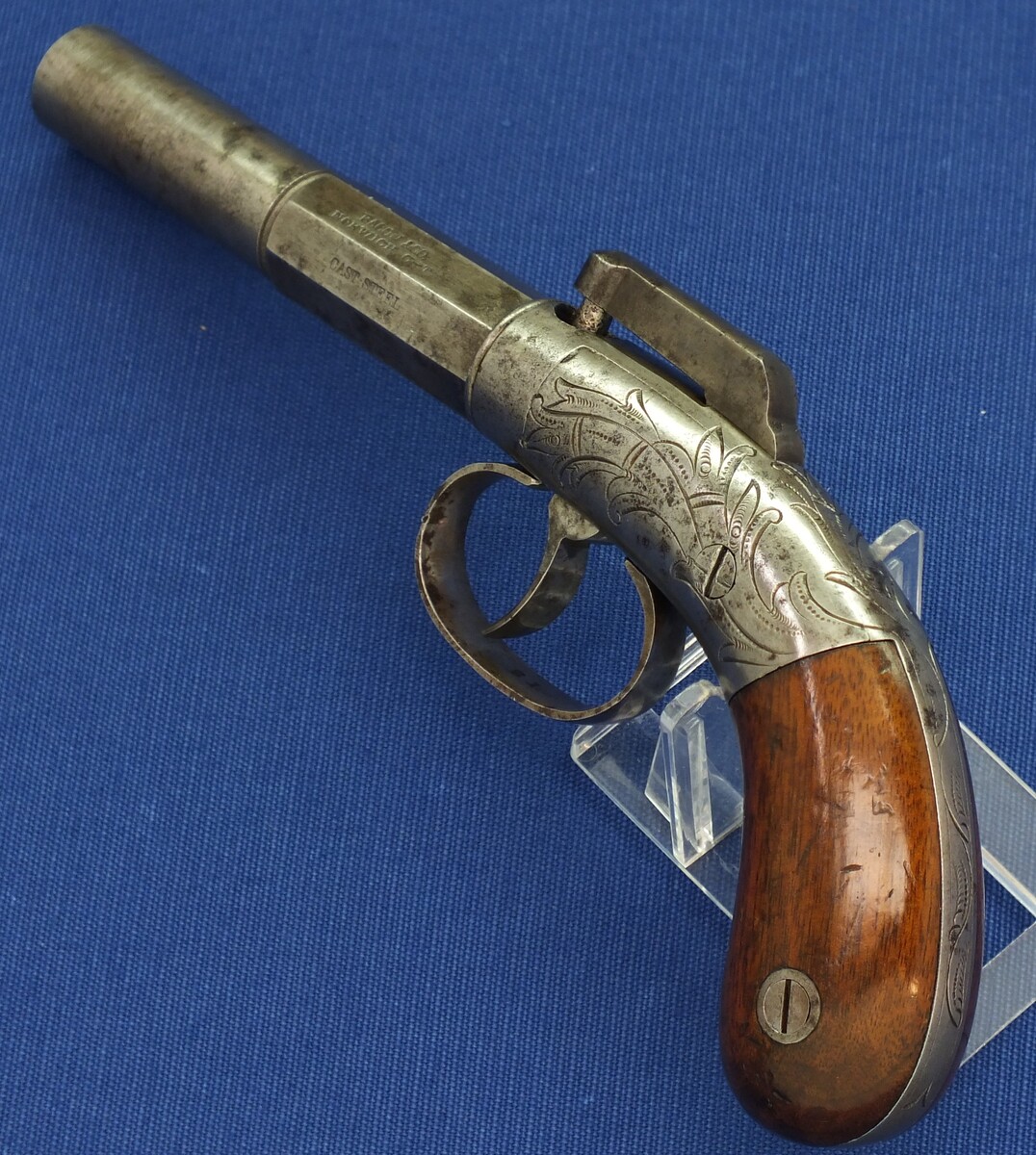 An antique American Bacon & Co double action Bar Hammer percussion Pistol. 36 Caliber, 4 inch barrel. Lenght 21cm. In very good condition. Price 850 euro.
