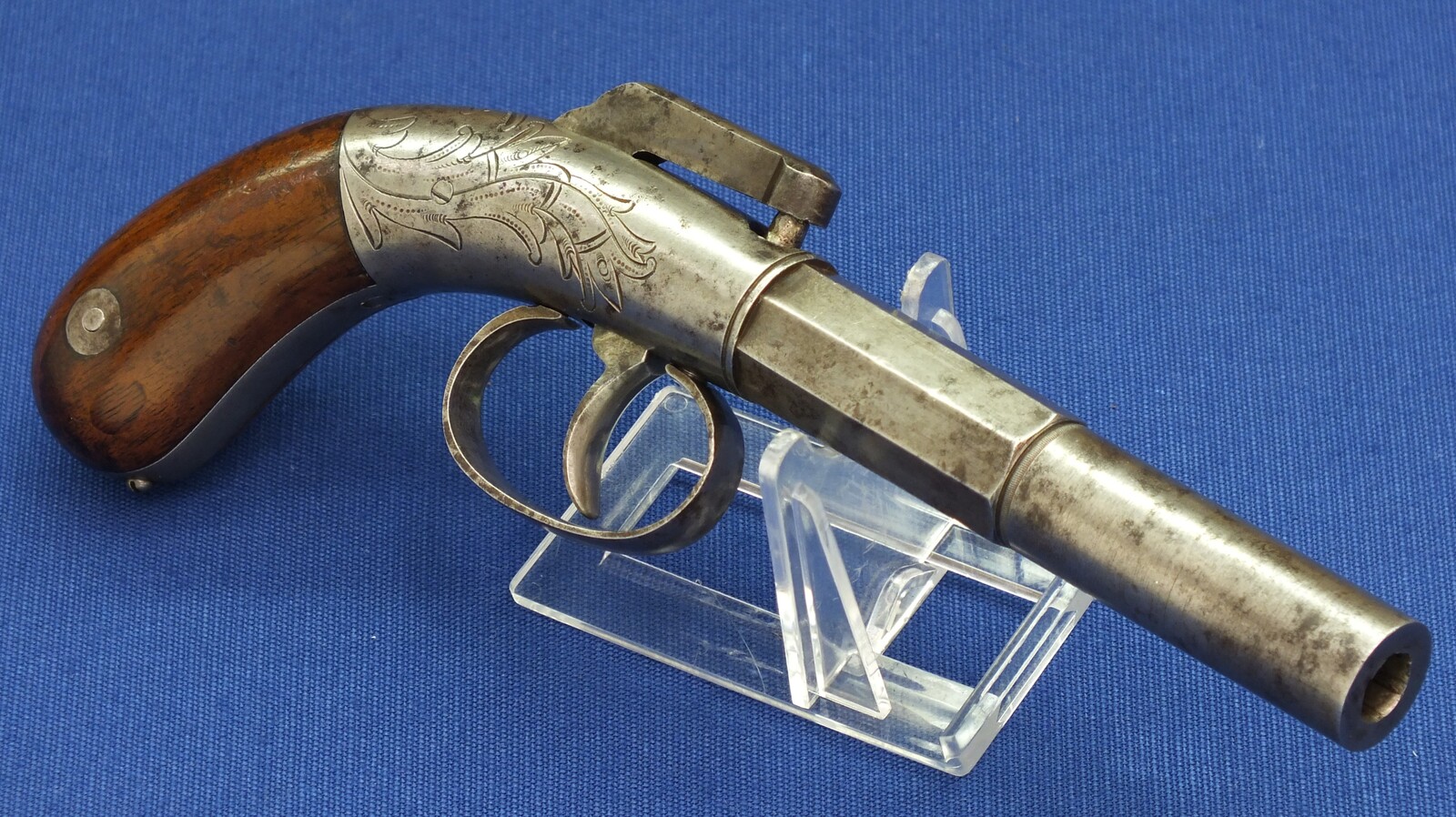 An antique American Bacon & Co double action Bar Hammer percussion Pistol. 36 Caliber, 4 inch barrel. Lenght 21cm. In very good condition. Price 850 euro.