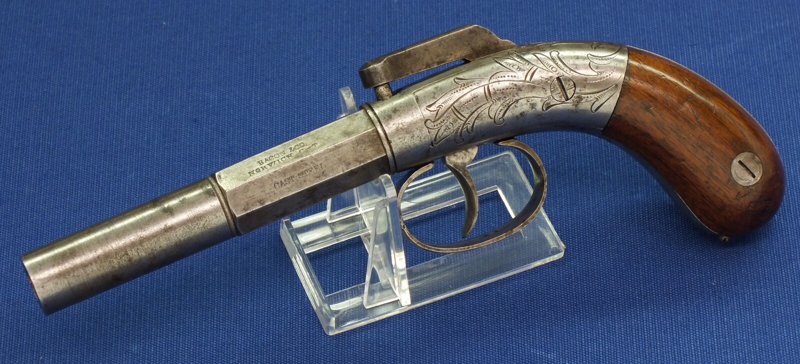 An antique American Bacon & Co double action Bar Hammer percussion Pistol. 36 Caliber, 4 inch barrel. Lenght 21cm. In very good condition. Price 850 euro.