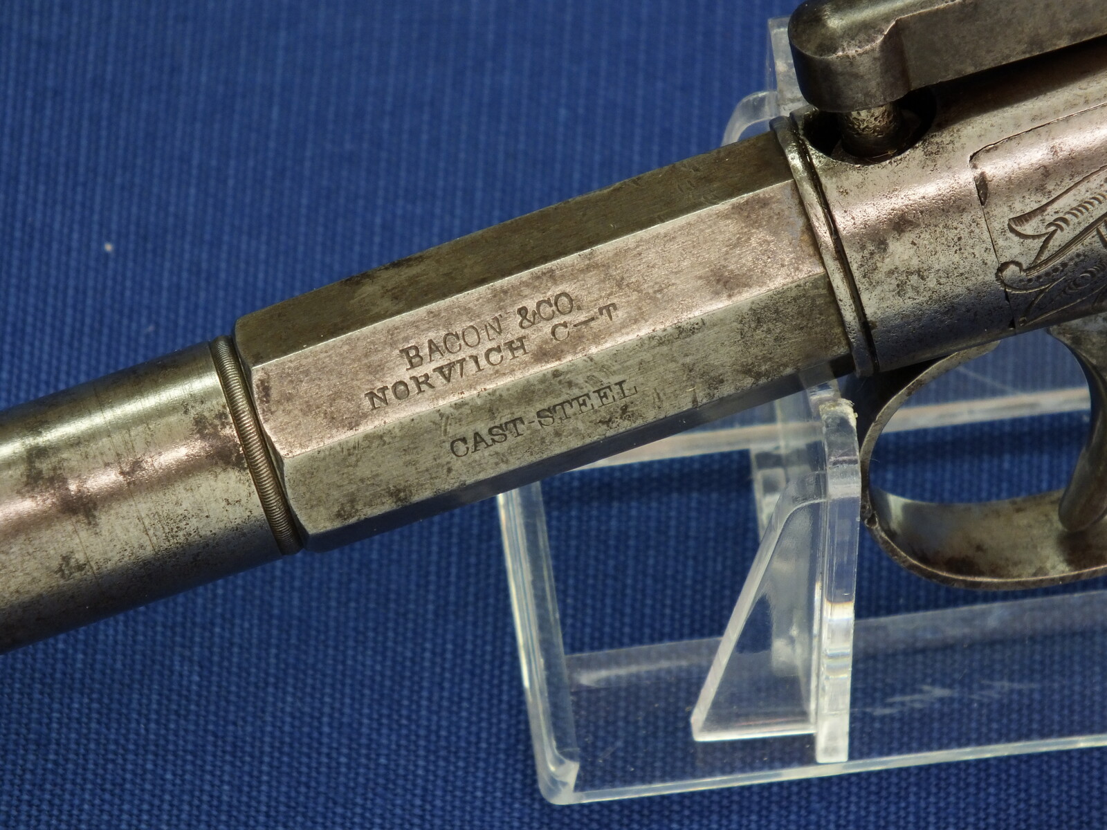 An antique American Bacon & Co double action Bar Hammer percussion Pistol. 36 Caliber, 4 inch barrel. Lenght 21cm. In very good condition. Price 850 euro.