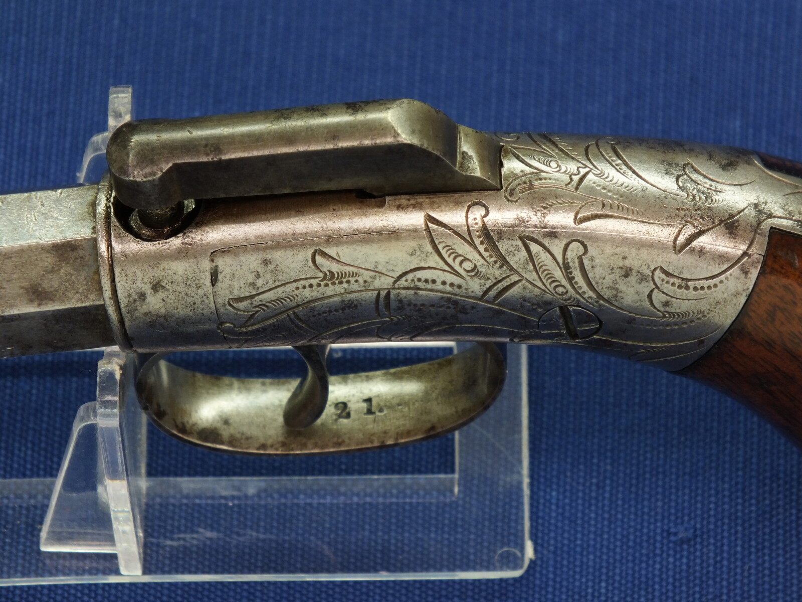 An antique American Bacon & Co double action Bar Hammer percussion Pistol. 36 Caliber, 4 inch barrel. Lenght 21cm. In very good condition. Price 850 euro.