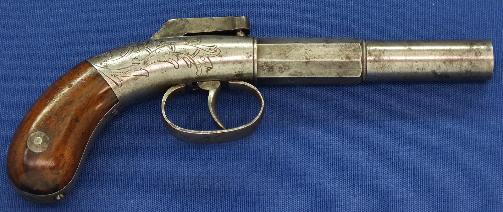 An antique American Bacon & Co double action Bar Hammer percussion Pistol. 36 Caliber, 4 inch barrel. Lenght 21cm. In very good condition. Price 850 euro.