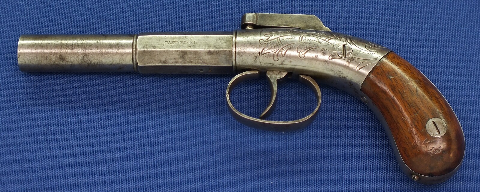 An antique American Bacon & Co double action Bar Hammer percussion Pistol. 36 Caliber, 4 inch barrel. Lenght 21cm. In very good condition. Price 850 euro.