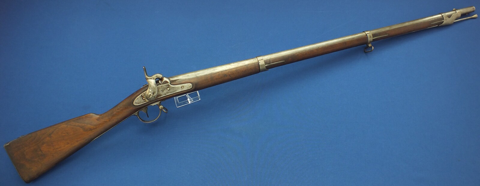 An antique American Civil Model 1842 Percussion Musket by Harpers Ferry. Caliber 69, 42 inch barrel. Length 146cm. In good condition. 