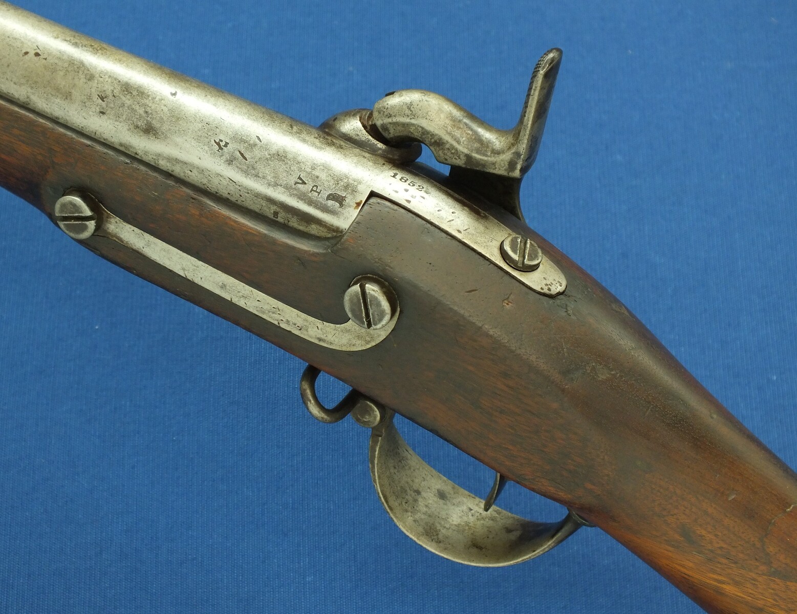 An antique American Civil Model 1842 Percussion Musket by Harpers Ferry. Caliber 69, 42 inch barrel. Length 146cm. In good condition. 