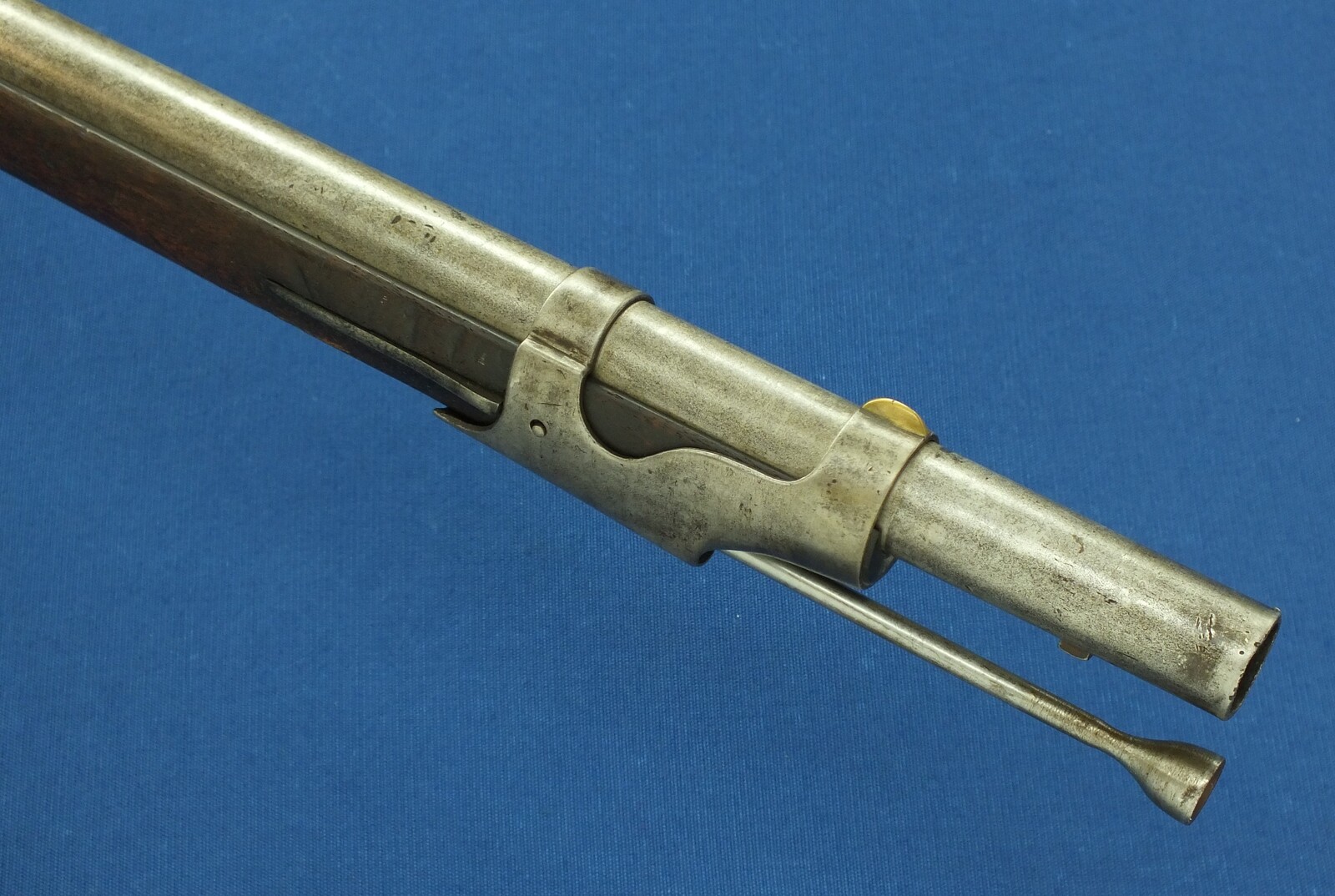 An antique American Civil Model 1842 Percussion Musket by Harpers Ferry. Caliber 69, 42 inch barrel. Length 146cm. In good condition. 